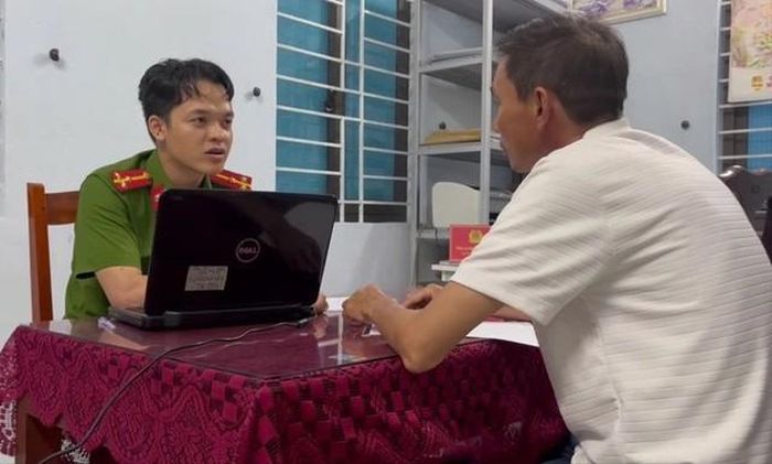 Cha dàn dựng ‘màn kịch’ nhặt ví tiền để con trai ‘lập công chuộc tội’