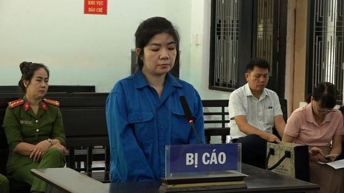 Đưa điện thoại cho nhân viên ngân hàng khi giao dịch, nhiều người bị lừa