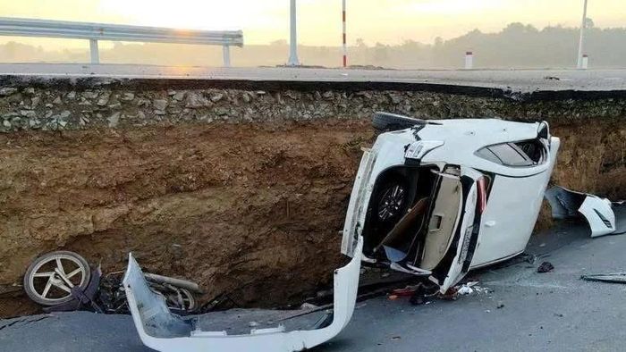 Sập đường dẫn cầu vừa khánh thành, ô tô rơi xuống hố sâu