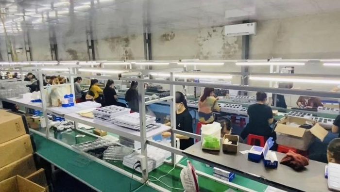 Phát hiện xưởng lắp ráp hơn 12.000 chiếc điện thoại di động trái phép