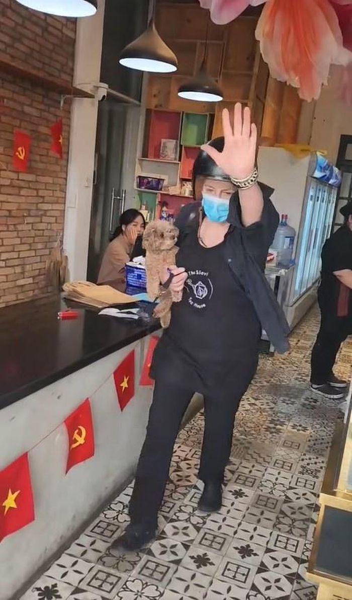 Quán bánh xin lỗi vì đuổi shipper, bắt đứng chờ giữa trưa nắng gắt