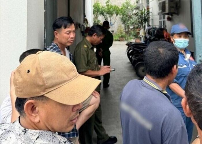 Đi làm về, mẹ bàng hoàng nhìn qua khe cửa thấy con trai nằm bất động: Hé lộ tình tiết đau lòng