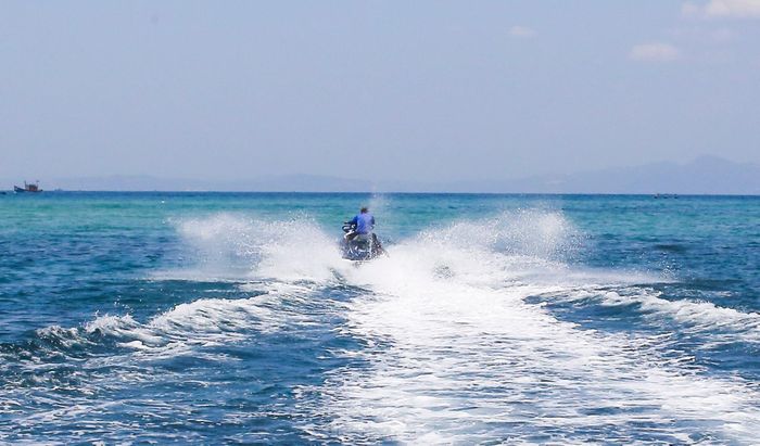 Mô tô nước mất lái lao vào bờ, 2 người thương vong