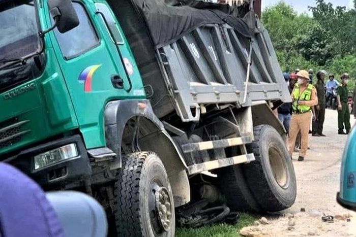 Vụ tai nạn khiến 2 nam sinh lớp 12 ở Hà Tĩnh thương vong dưới bánh xe tải