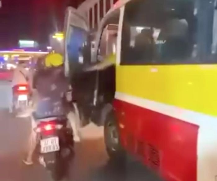 Vụ đẩy cửa xe buýt đập vào cặp vợ chồng đi xe máy: Tài xế nói gì?