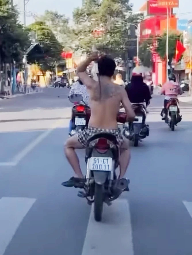 Người đàn ông đi xe máy, cầm rựa ‘múa’ trên phố ở Bình Dương